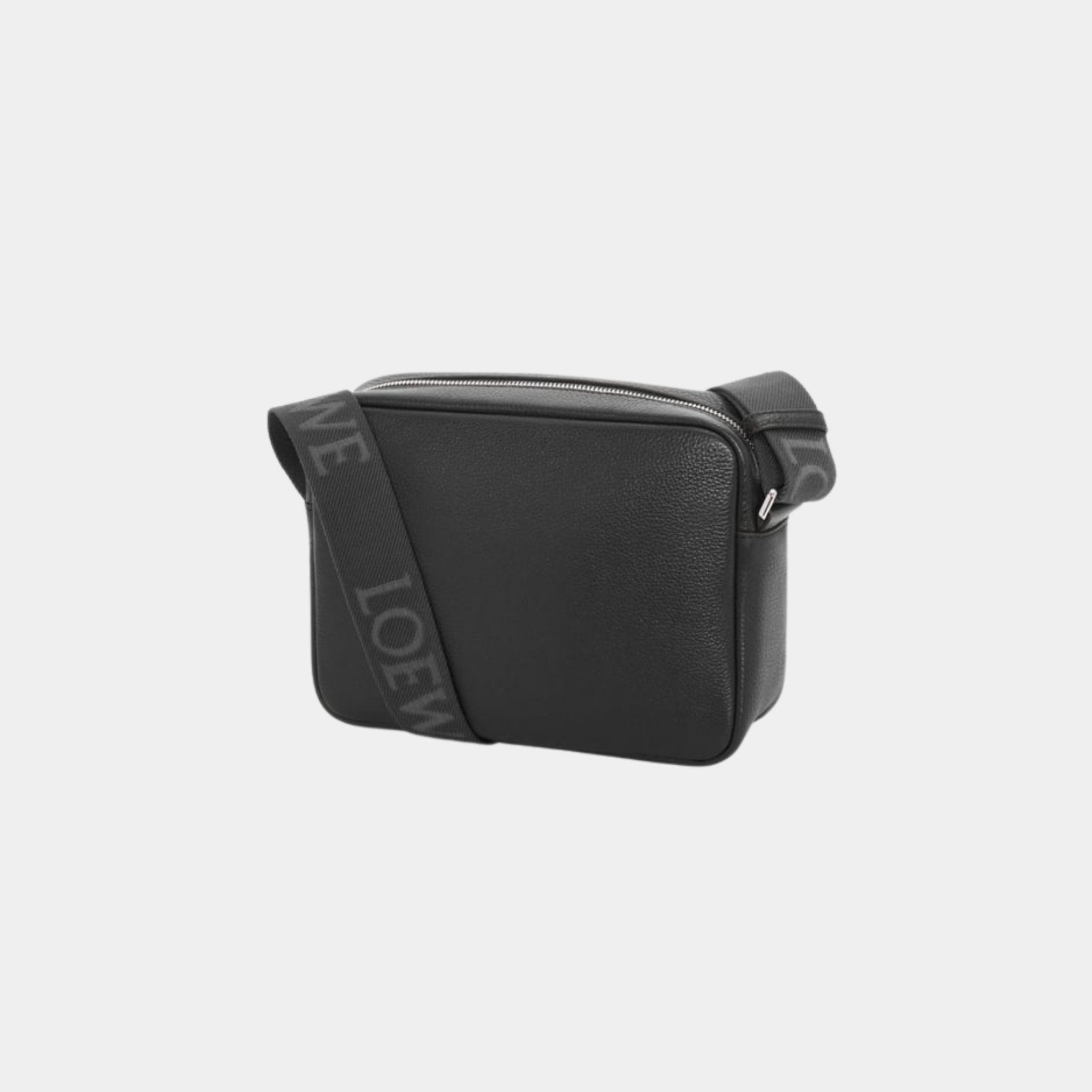 Medium Pebble Messenger Bag In Supple Grained Calfskin