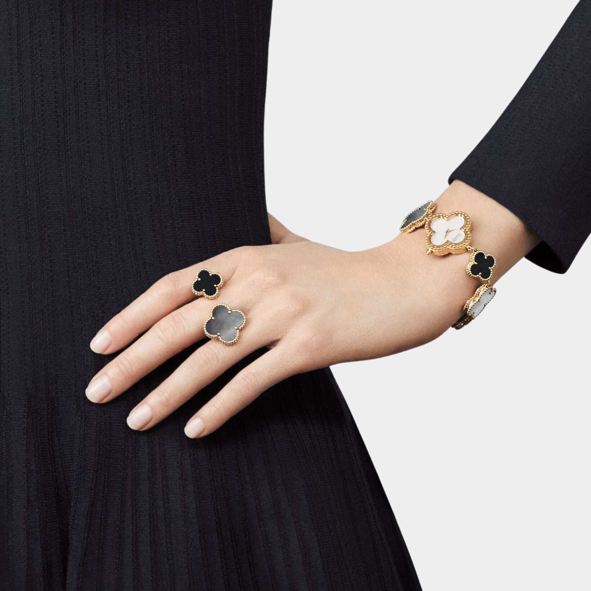 Magic Alhambra Between The Finger Ring Yellow Gold With Pearl Onyx