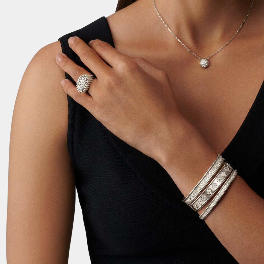 Perlée Clovers Bracelet Medium Model White Gold Diamond