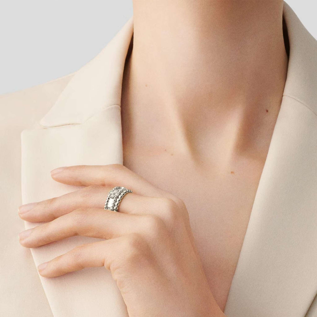Perlée Pearls of Gold Ring Medium White Gold