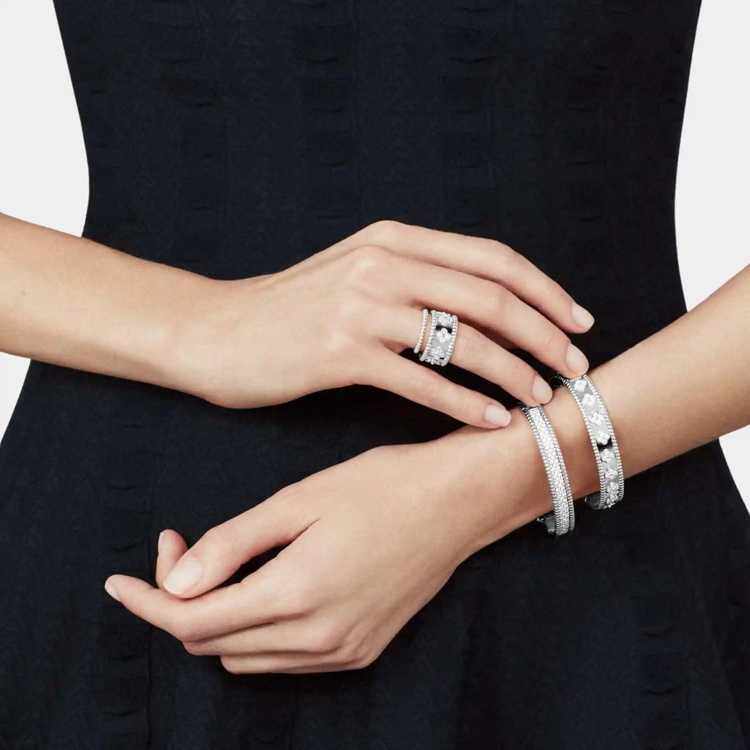 Perlée Pearls Of Gold Ring Small Mode White Gold