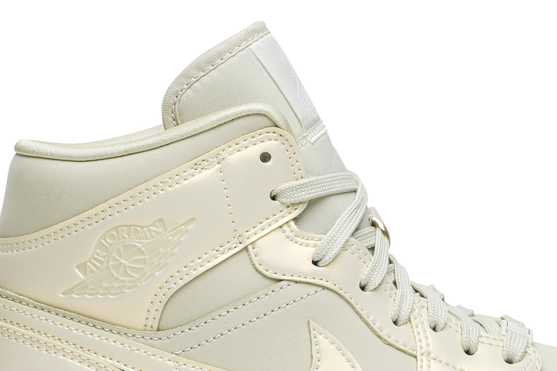 Wmns Air Jordan 1 Mid &
